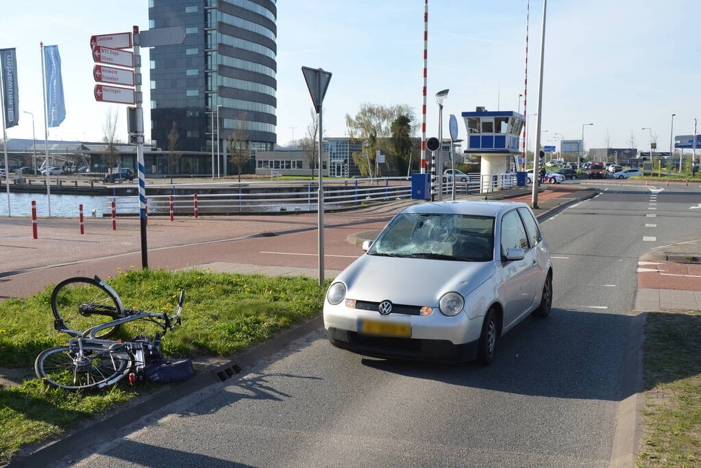Automobilist schept E-biker op Hermesbrug