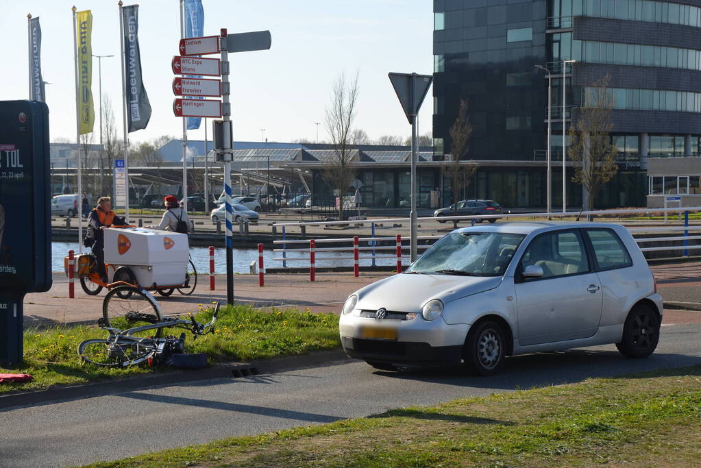 Automobilist schept E-biker op Hermesbrug
