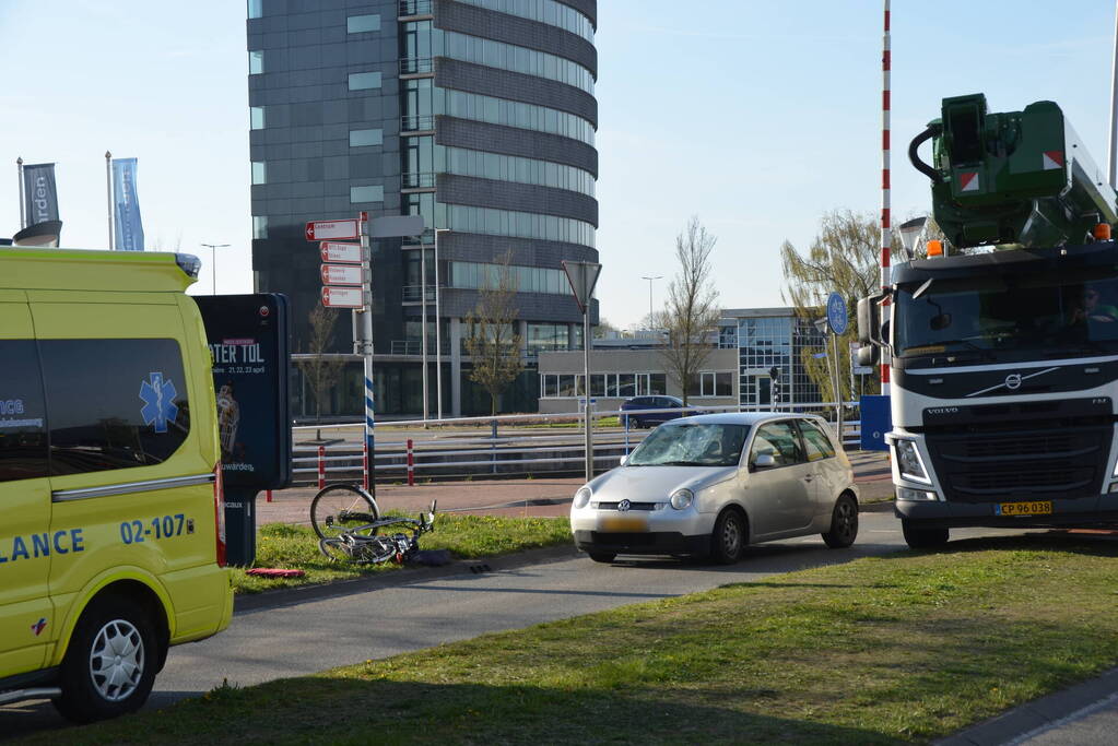 Automobilist schept E-biker op Hermesbrug