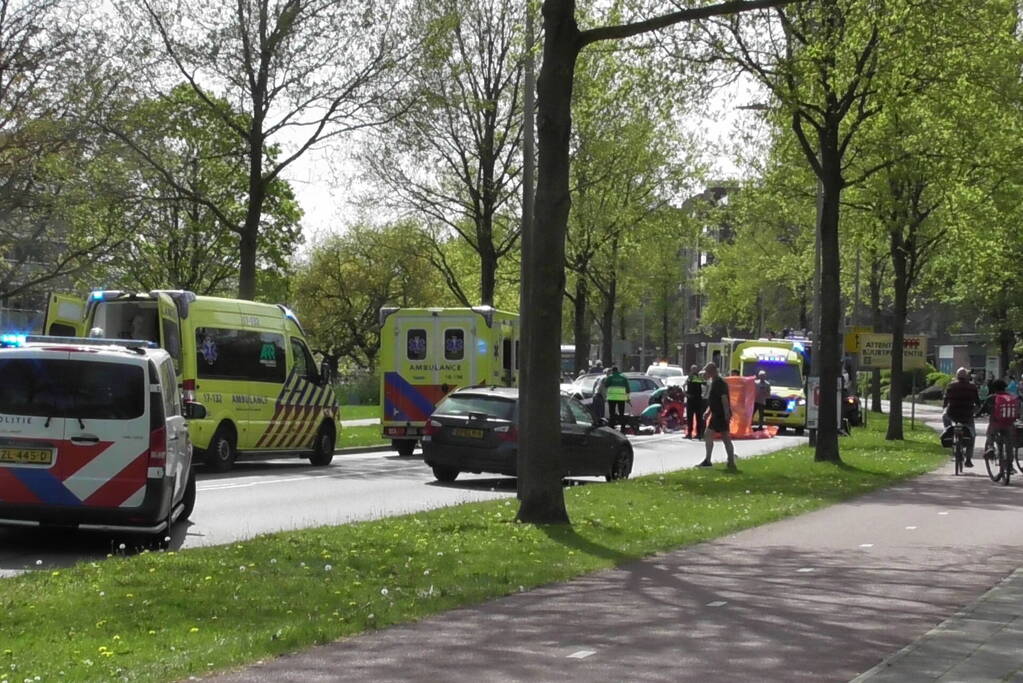 Automobilist botsen frontaal op boom