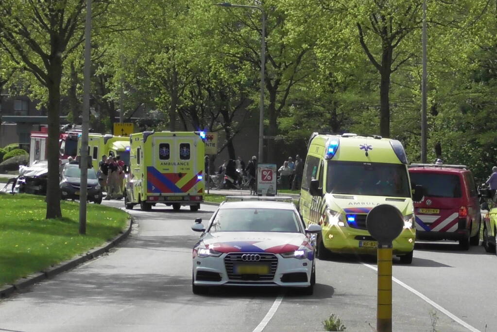 Automobilist botsen frontaal op boom