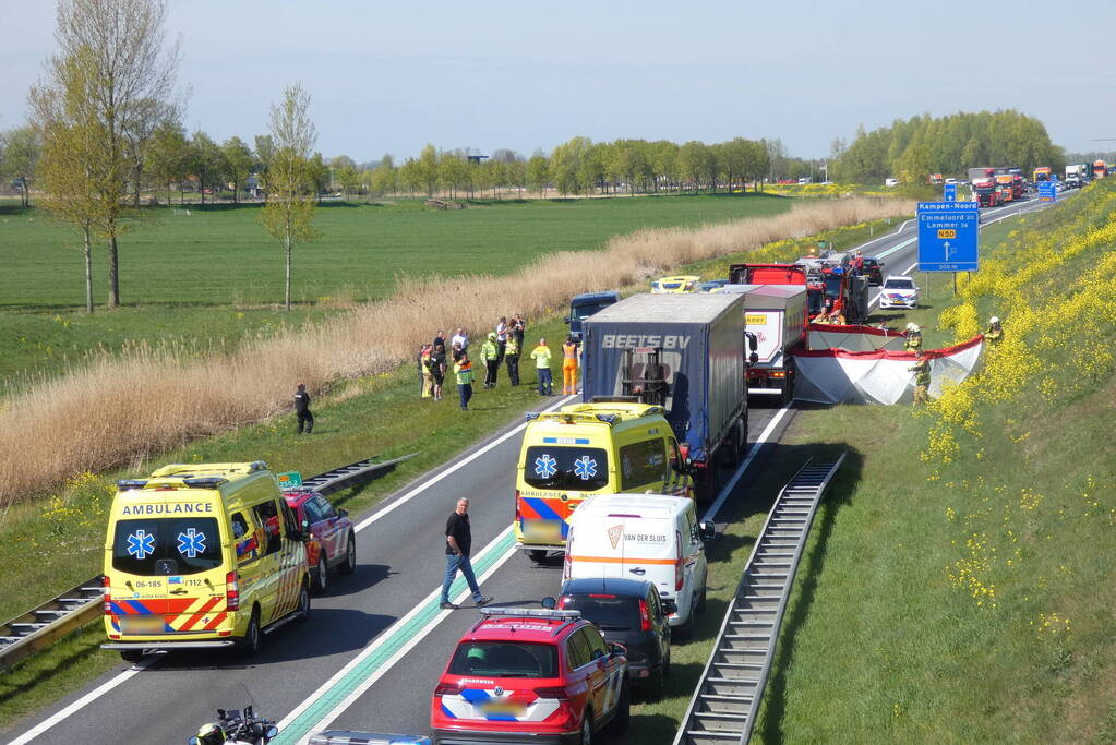 Dode bij aanrijding auto en vrachtwagen