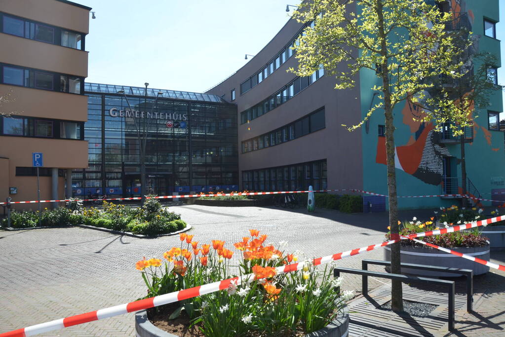 Gemeentehuis ontruimd na vondst verdacht pakketje