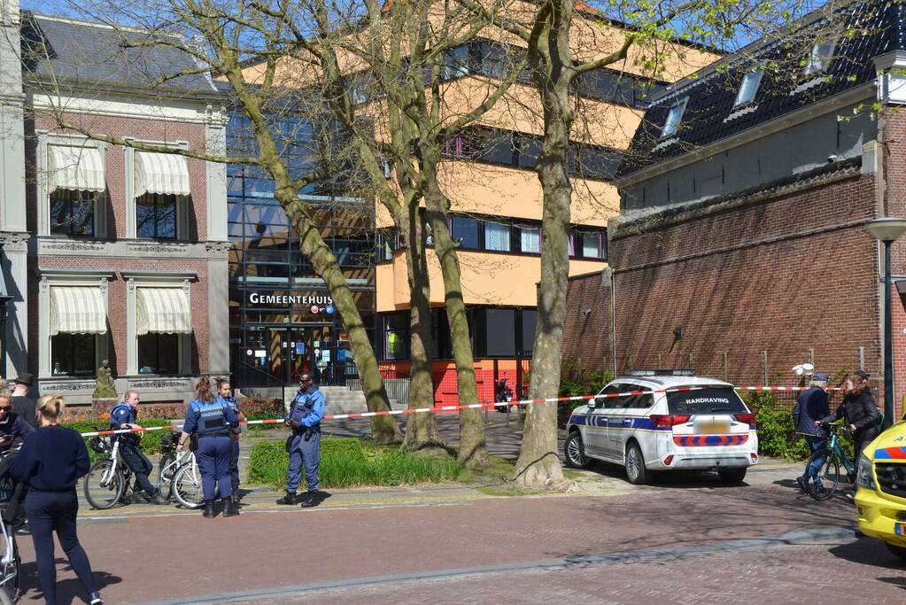 Gemeentehuis ontruimd na vondst verdacht pakketje