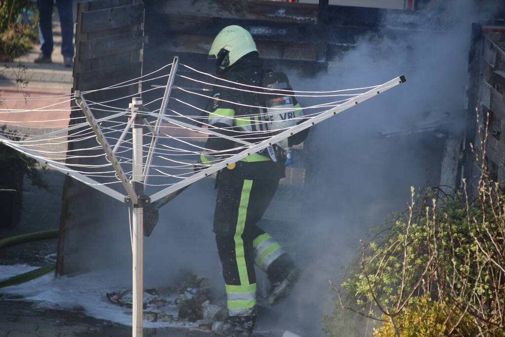 Containerbrand slaat over naar schutting