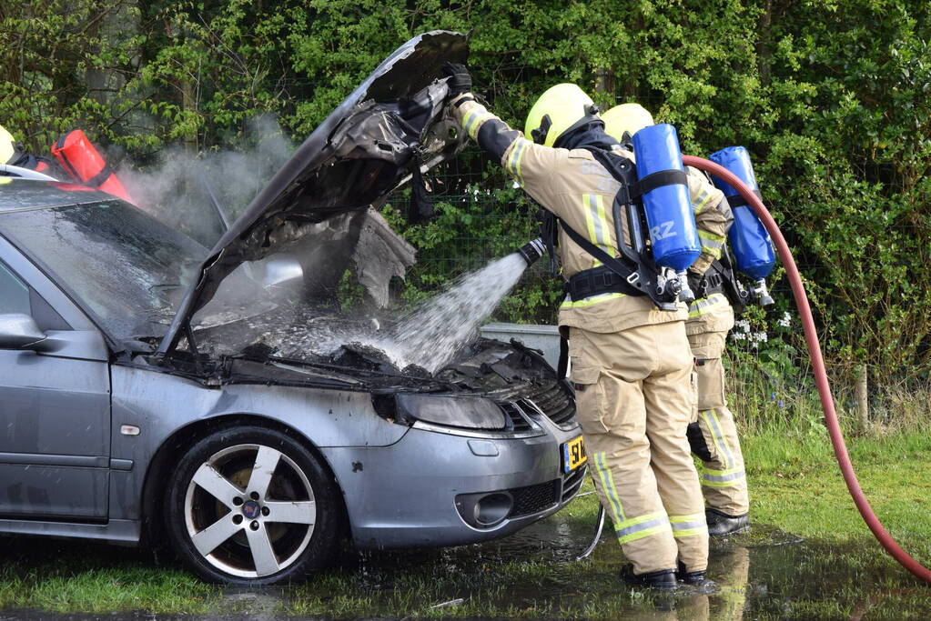 Auto zwaar beschadigd vanwege brand