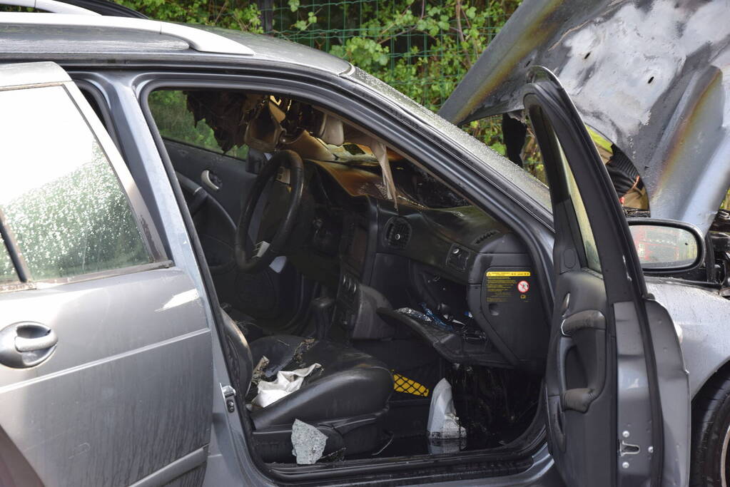 Auto zwaar beschadigd vanwege brand