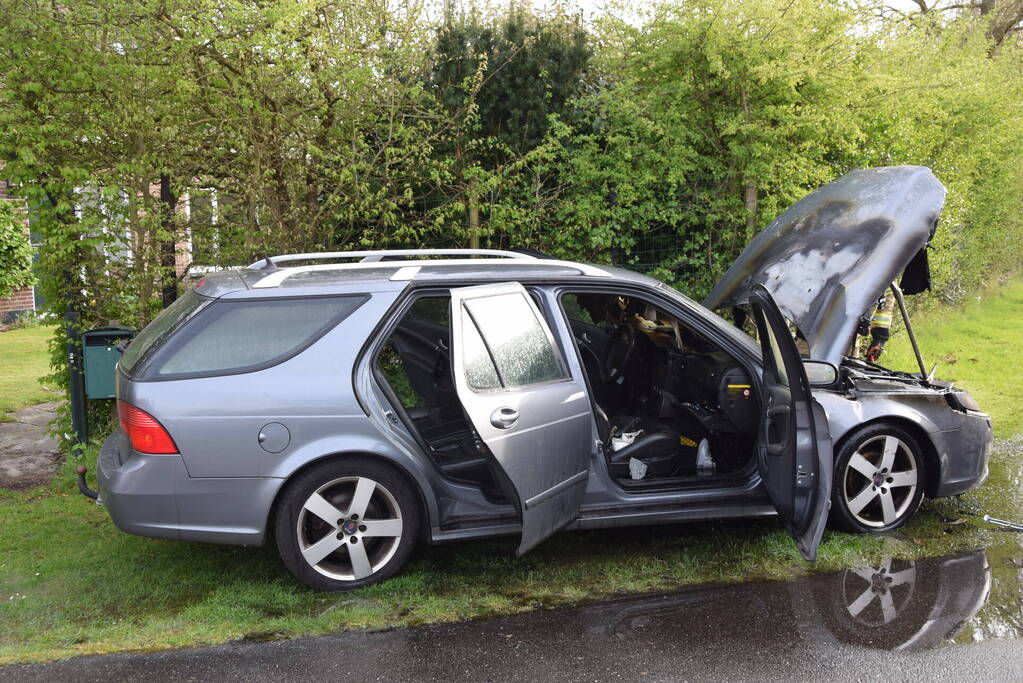 Auto zwaar beschadigd vanwege brand