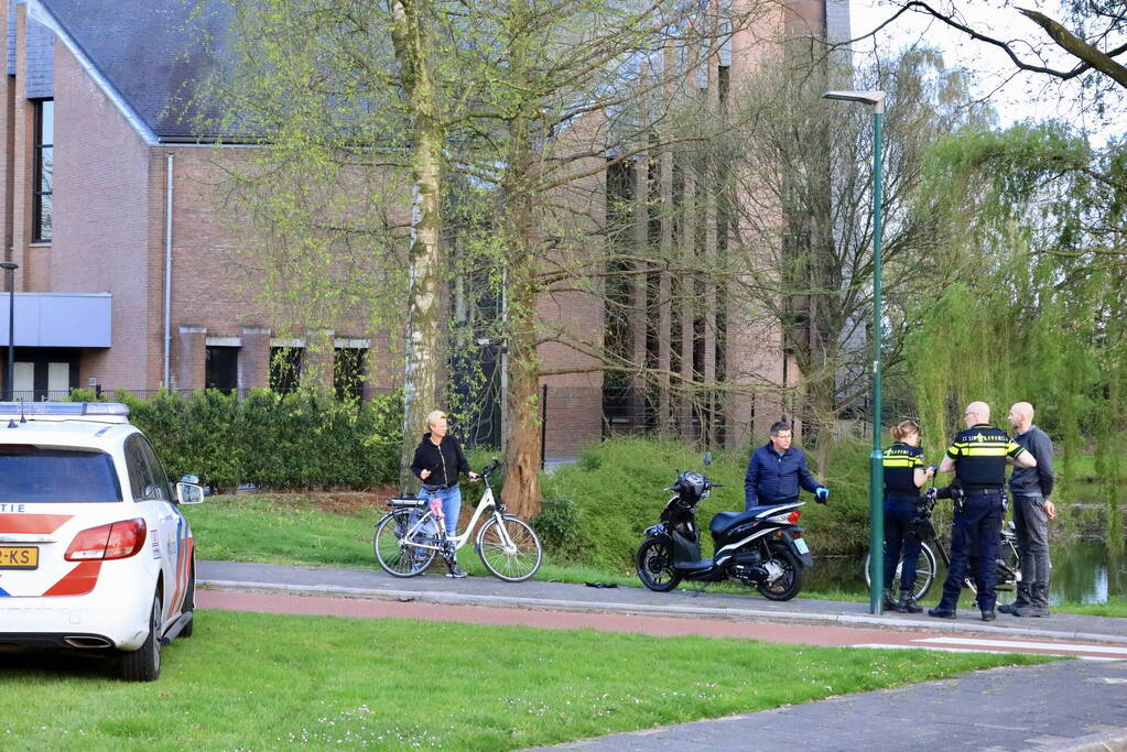 Scooterrijder botst boven op lantaarnpaal