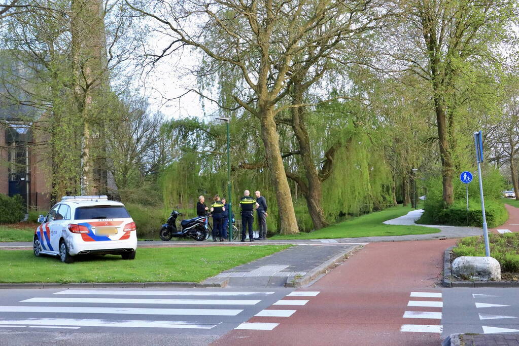 Scooterrijder botst boven op lantaarnpaal