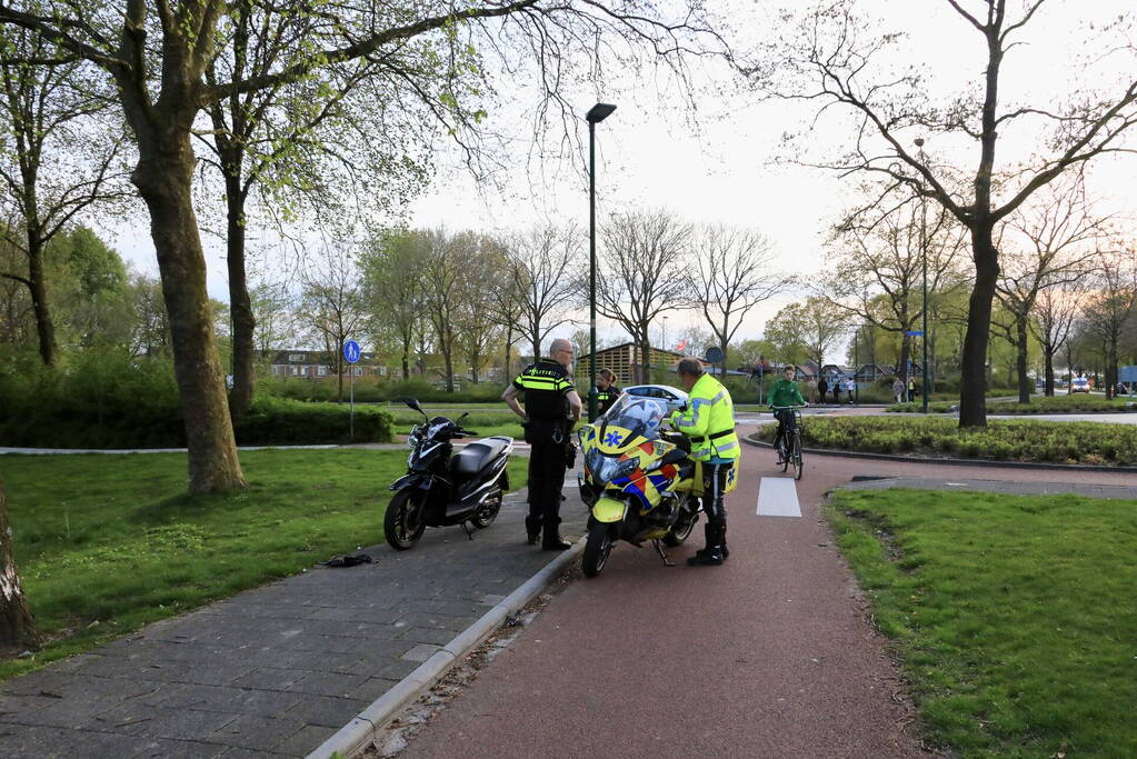 Scooterrijder botst boven op lantaarnpaal