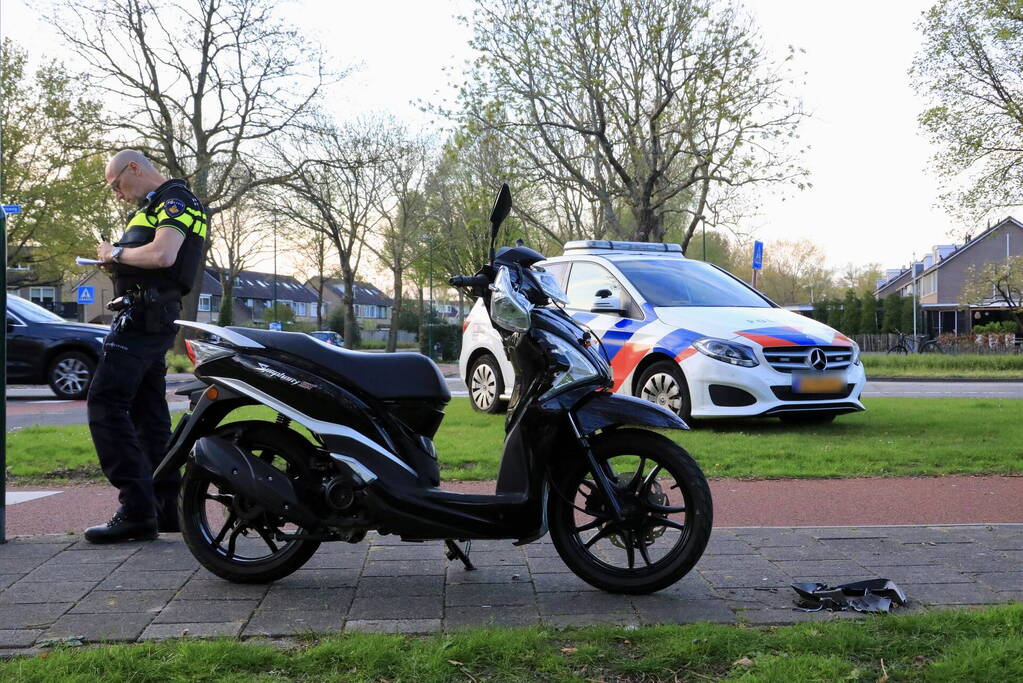 Scooterrijder botst boven op lantaarnpaal