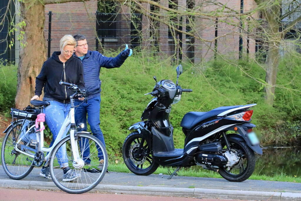 Scooterrijder botst boven op lantaarnpaal