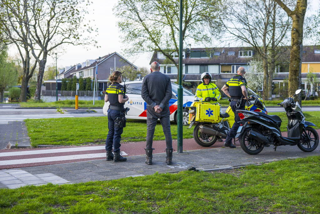 Scooterrijder botst boven op lantaarnpaal