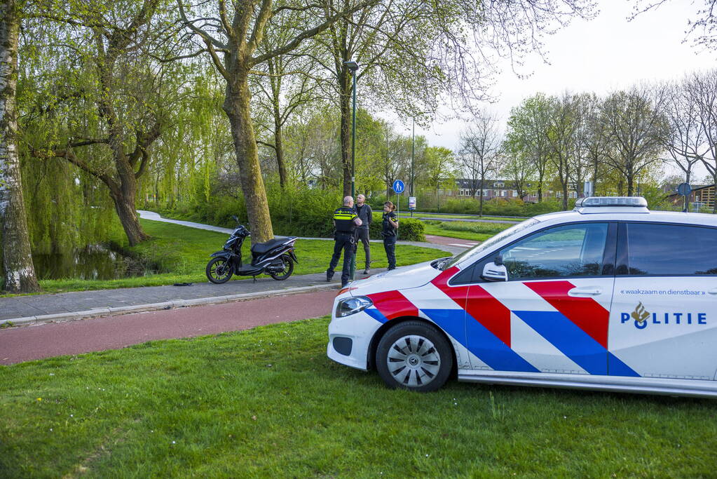 Scooterrijder botst boven op lantaarnpaal