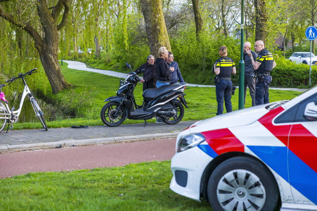 Scooterrijder botst boven op lantaarnpaal