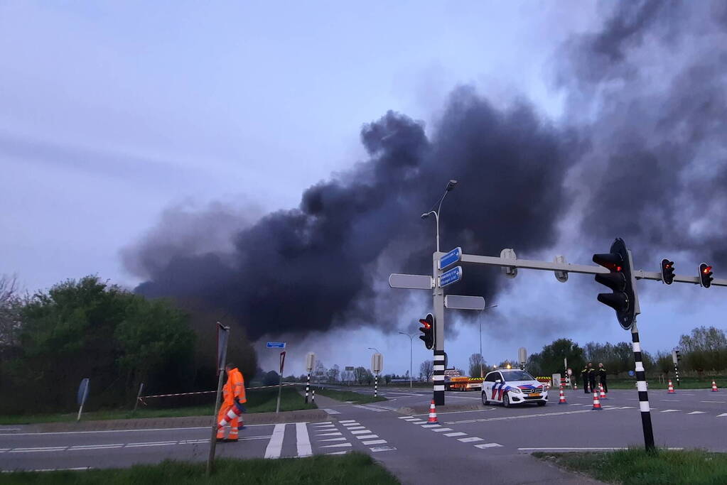 Uitslaande brand in loods bouwbedrijf
