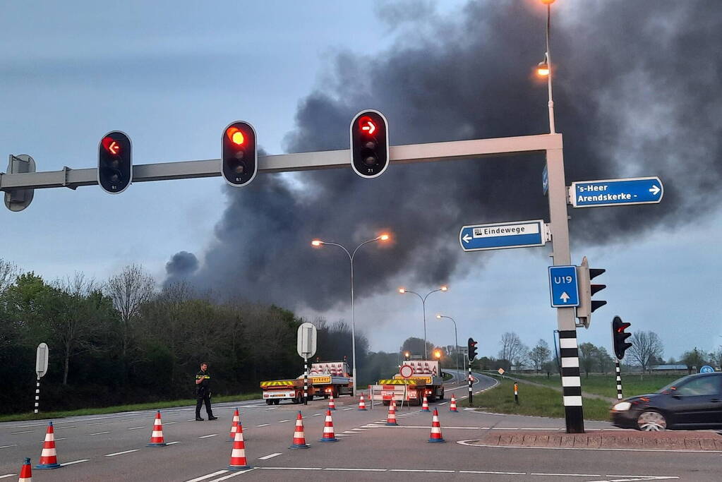 Uitslaande brand in loods bouwbedrijf