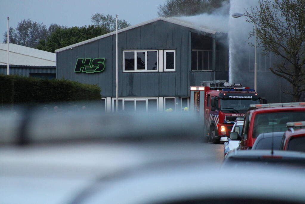 Uitslaande brand in loods bouwbedrijf