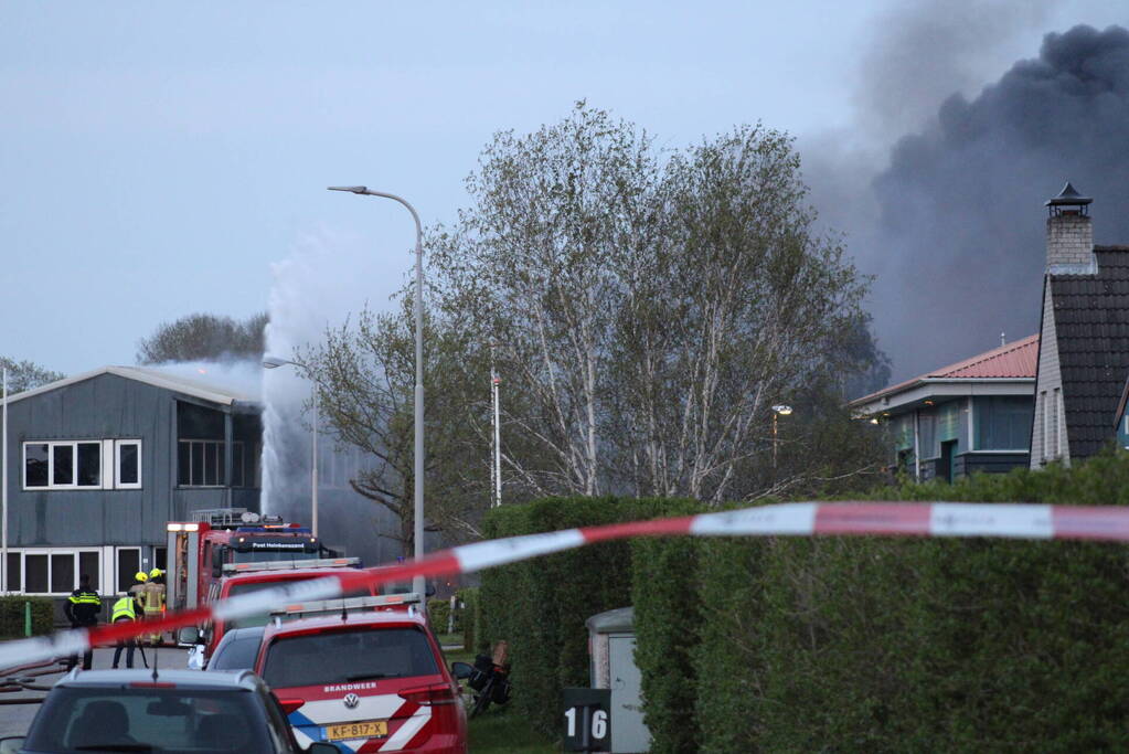 Uitslaande brand in loods bouwbedrijf