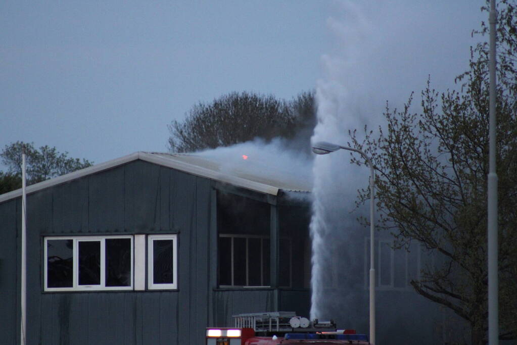 Uitslaande brand in loods bouwbedrijf