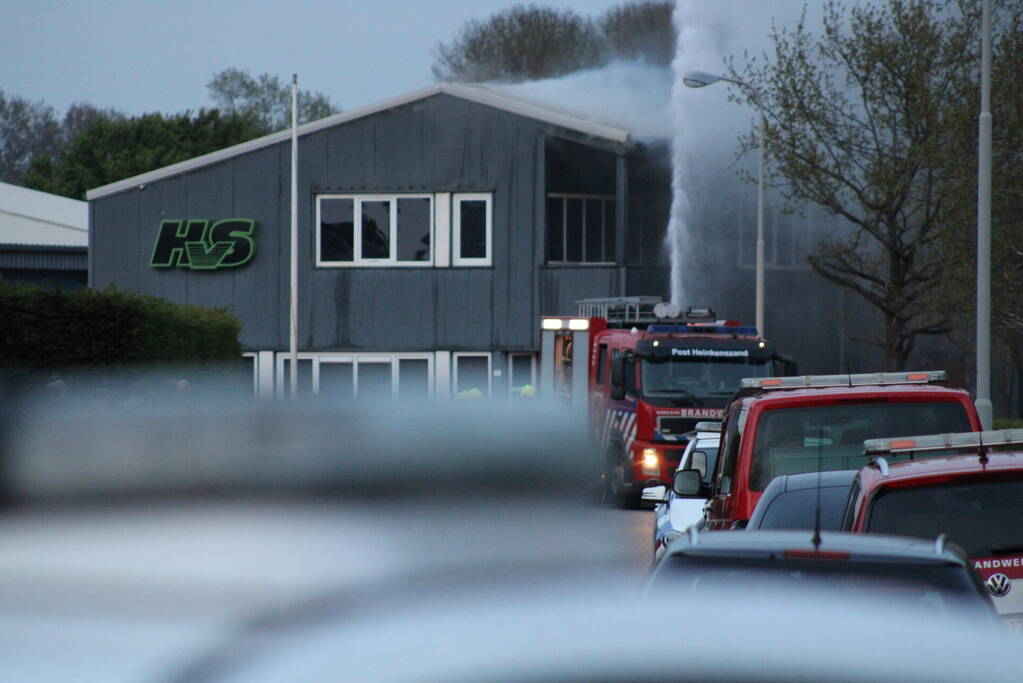 Uitslaande brand in loods bouwbedrijf