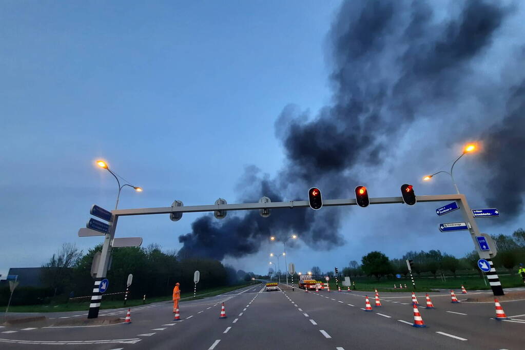 Uitslaande brand in loods bouwbedrijf