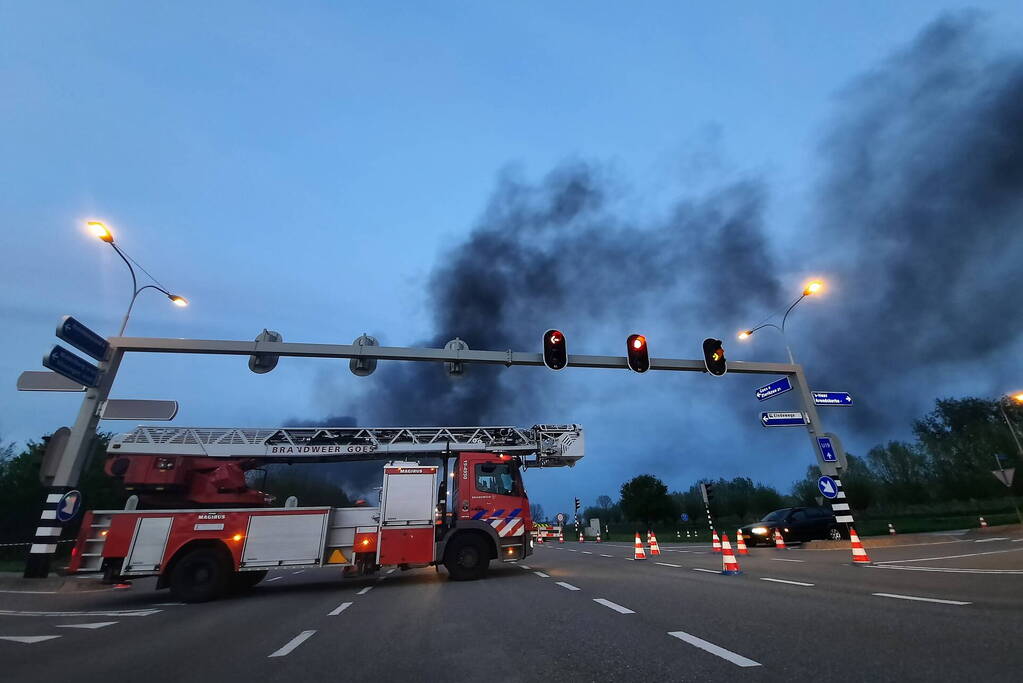 Uitslaande brand in loods bouwbedrijf