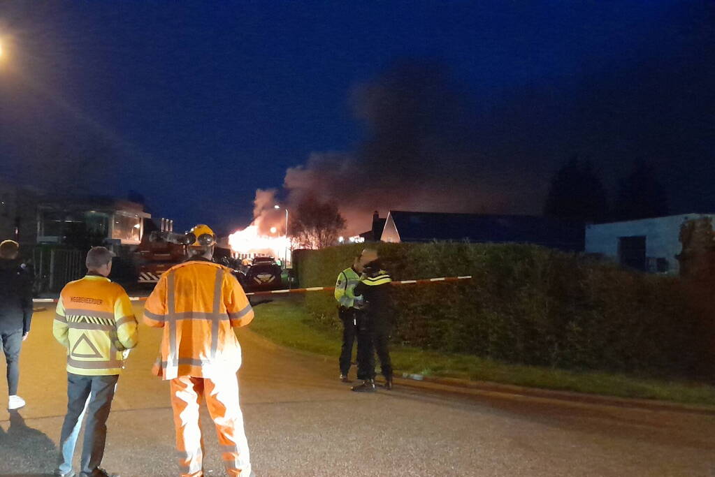 Uitslaande brand in loods bouwbedrijf