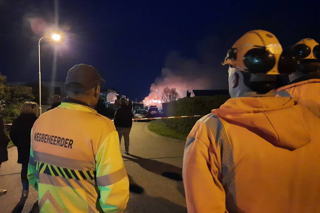 Uitslaande brand in loods bouwbedrijf
