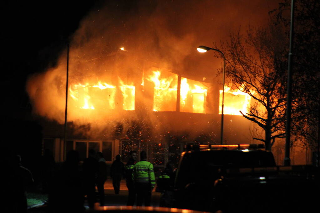 Uitslaande brand in loods bouwbedrijf
