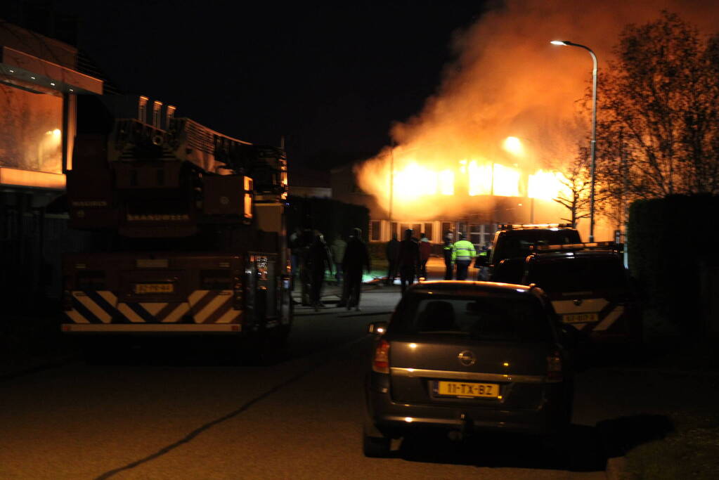 Uitslaande brand in loods bouwbedrijf