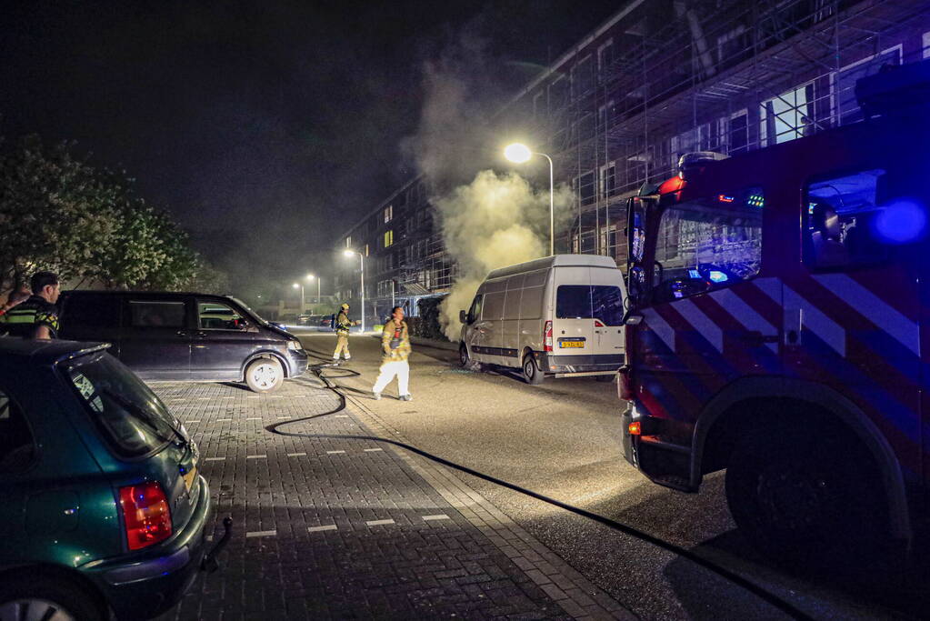 Brand in geparkeerde bestelbus snel geblust