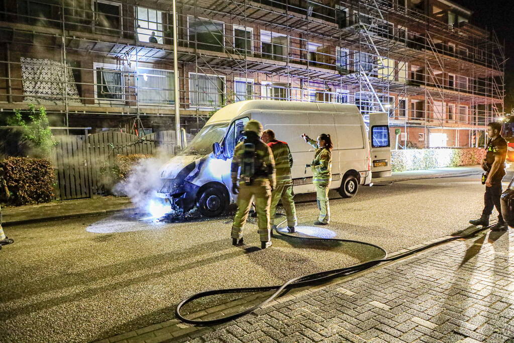 Brand in geparkeerde bestelbus snel geblust