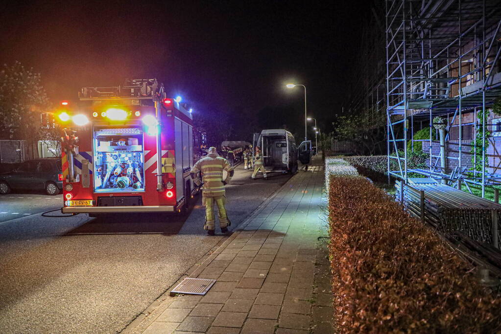 Brand in geparkeerde bestelbus snel geblust
