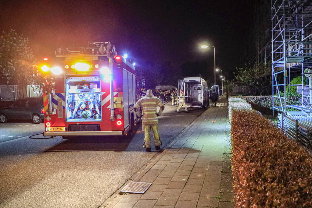 Brand in geparkeerde bestelbus snel geblust