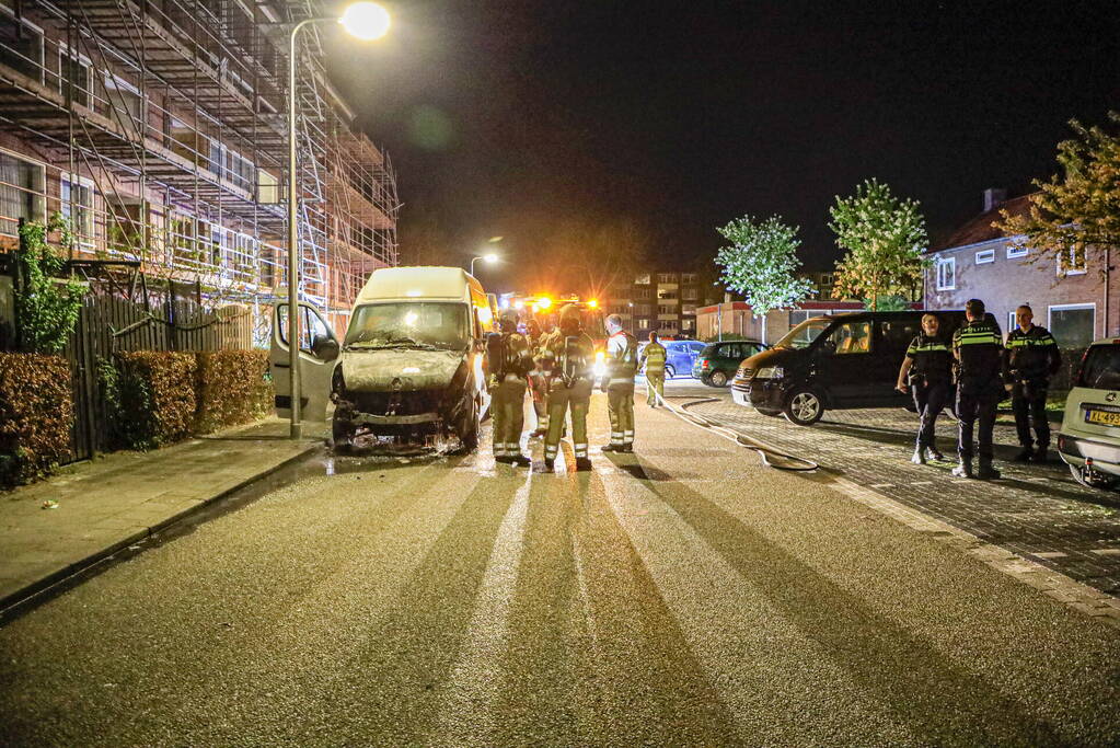 Brand in geparkeerde bestelbus snel geblust