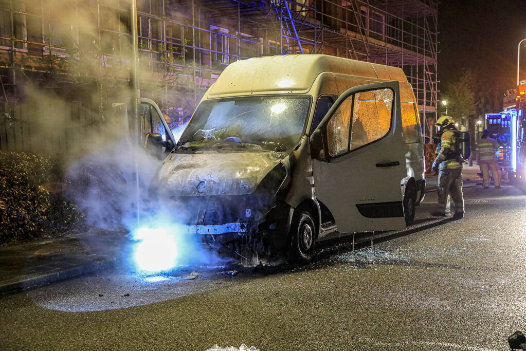 Brand in geparkeerde bestelbus snel geblust