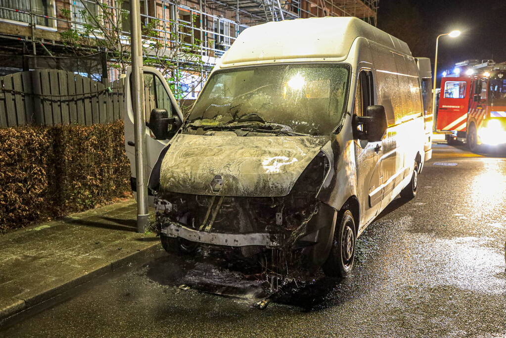 Brand in geparkeerde bestelbus snel geblust