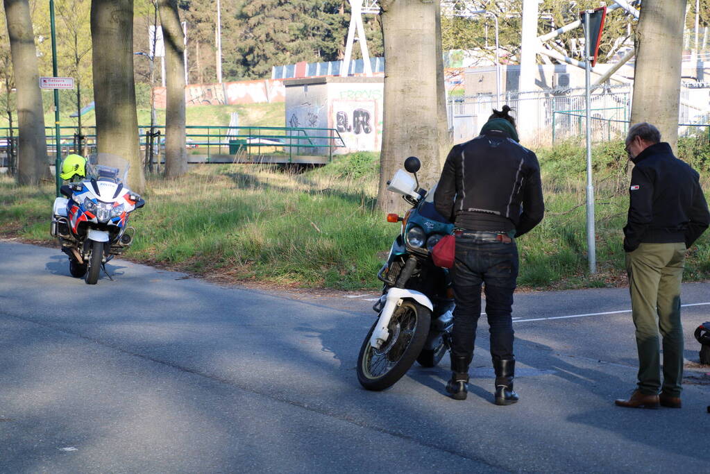 Motorrijder gecontroleerd door ambulancemedewerker