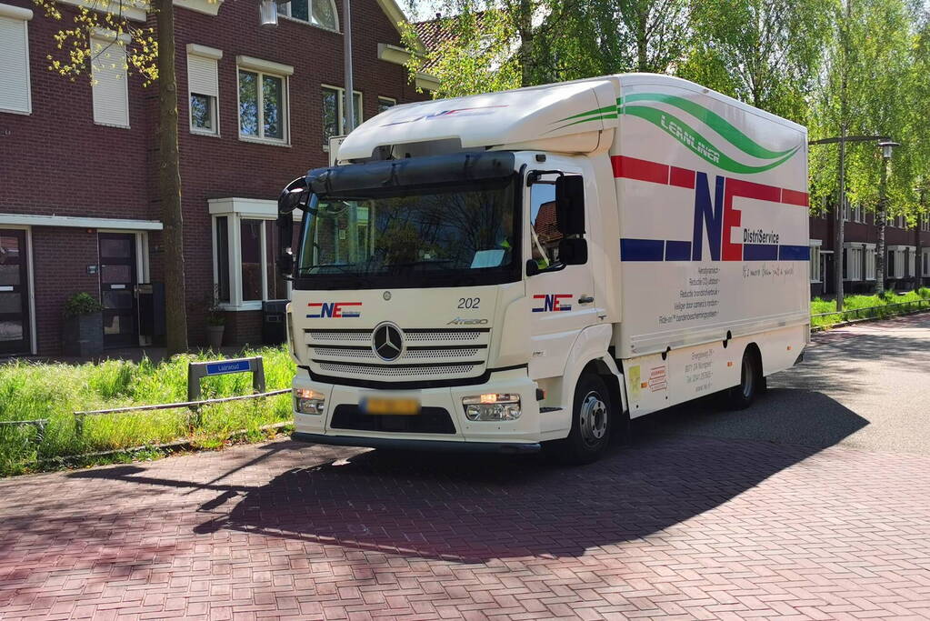 Bestuurder vrachtwagen slaat op de vlucht na aanrijding