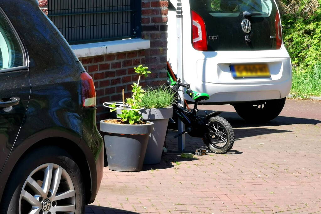 Bestuurder vrachtwagen slaat op de vlucht na aanrijding