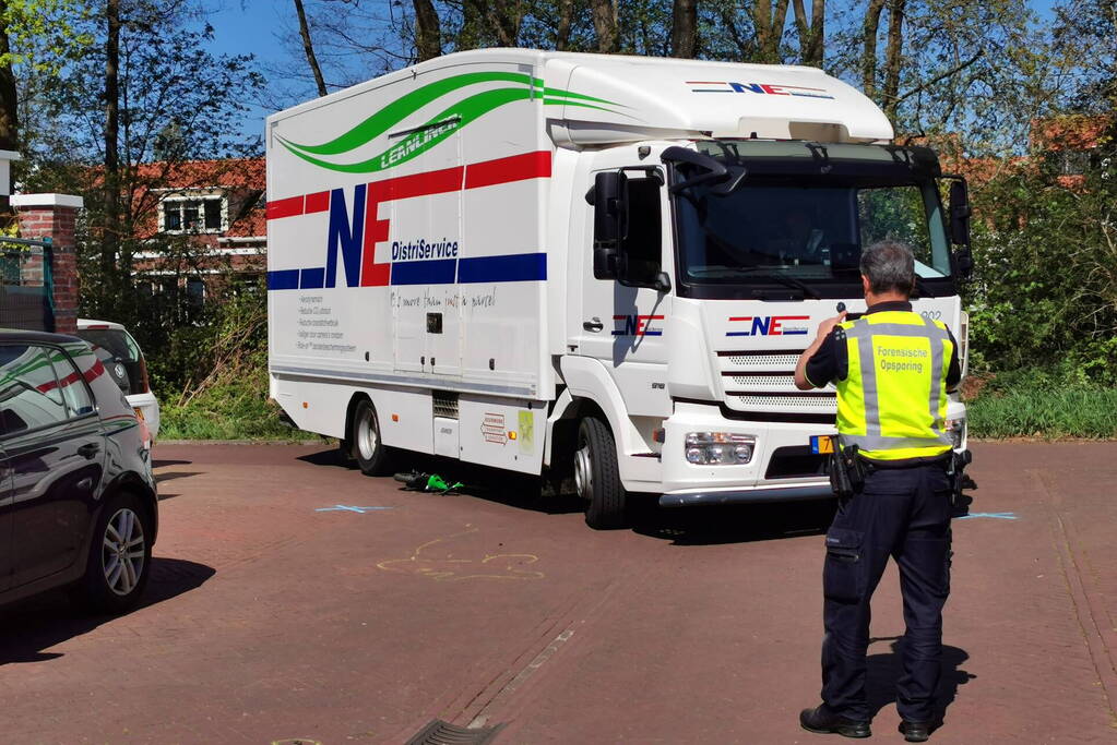 Bestuurder vrachtwagen slaat op de vlucht na aanrijding
