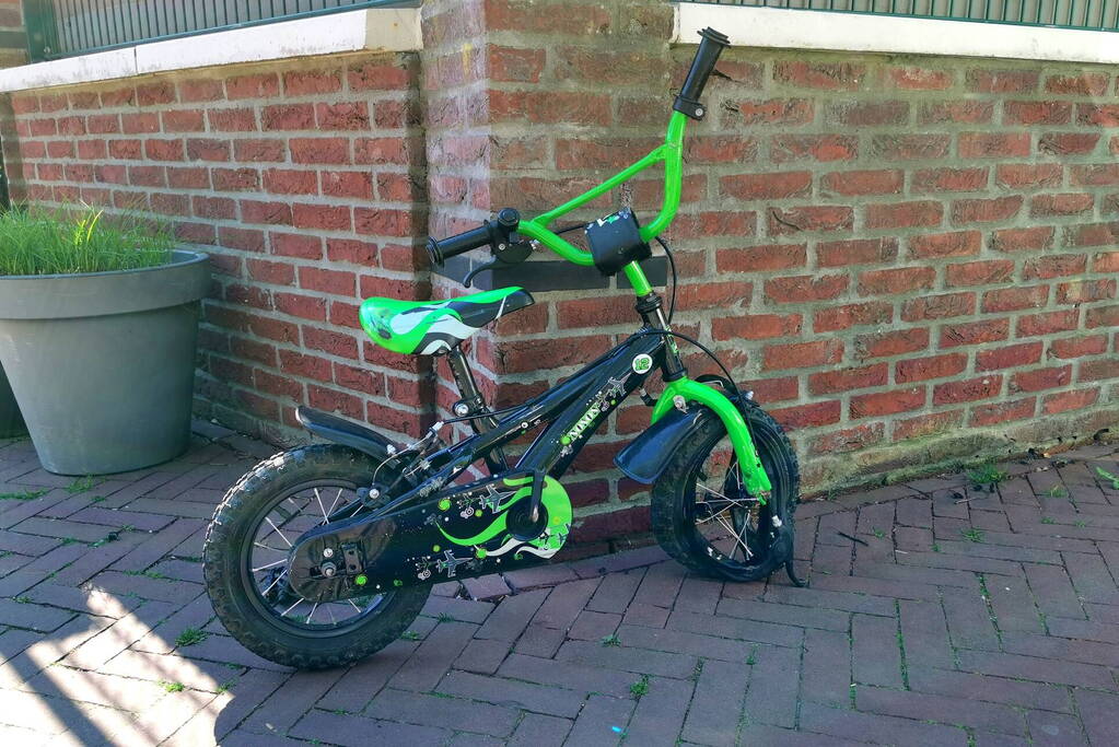 Bestuurder vrachtwagen slaat op de vlucht na aanrijding