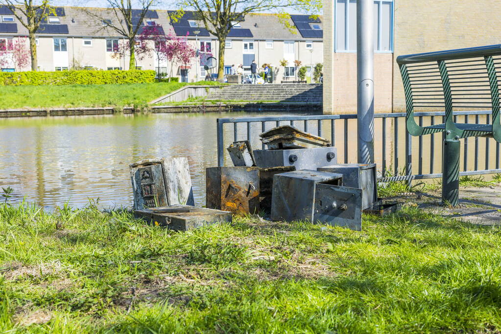 Meerdere verroeste kluizen uit vijver gehaald