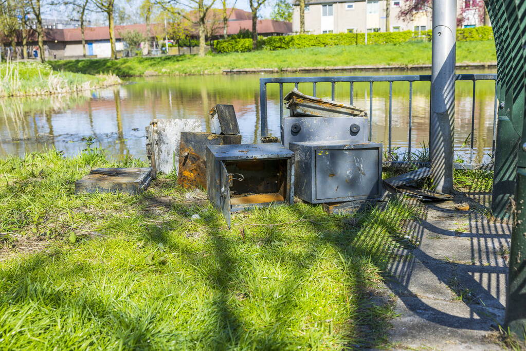 Meerdere verroeste kluizen uit vijver gehaald