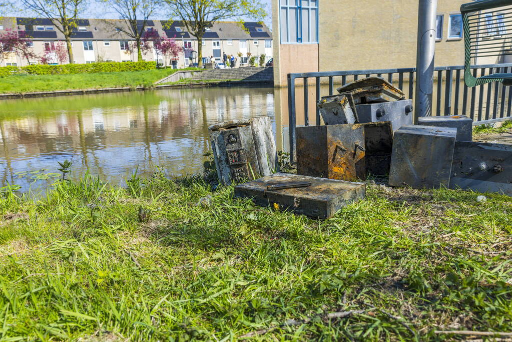 Meerdere verroeste kluizen uit vijver gehaald