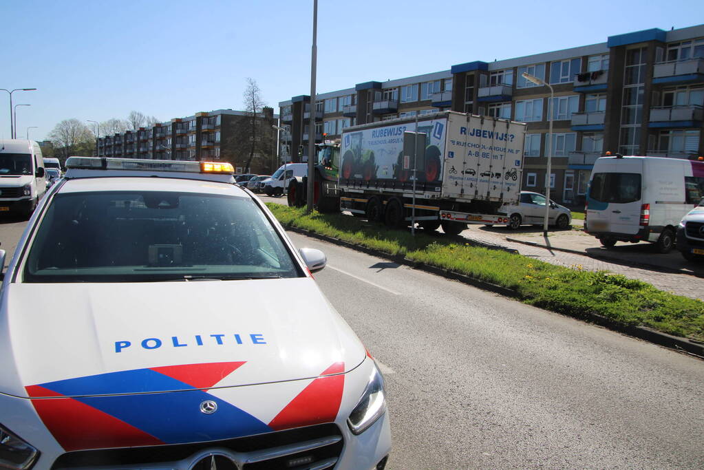 Bestuurder van Audi botst vol op aanhanger