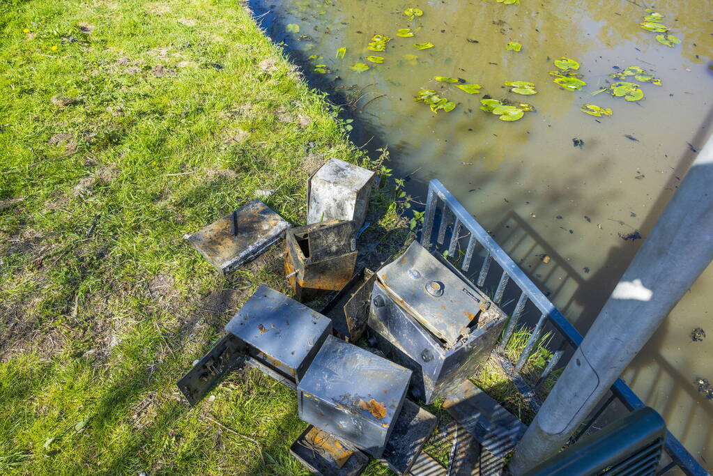 Meerdere verroeste kluizen uit vijver gehaald