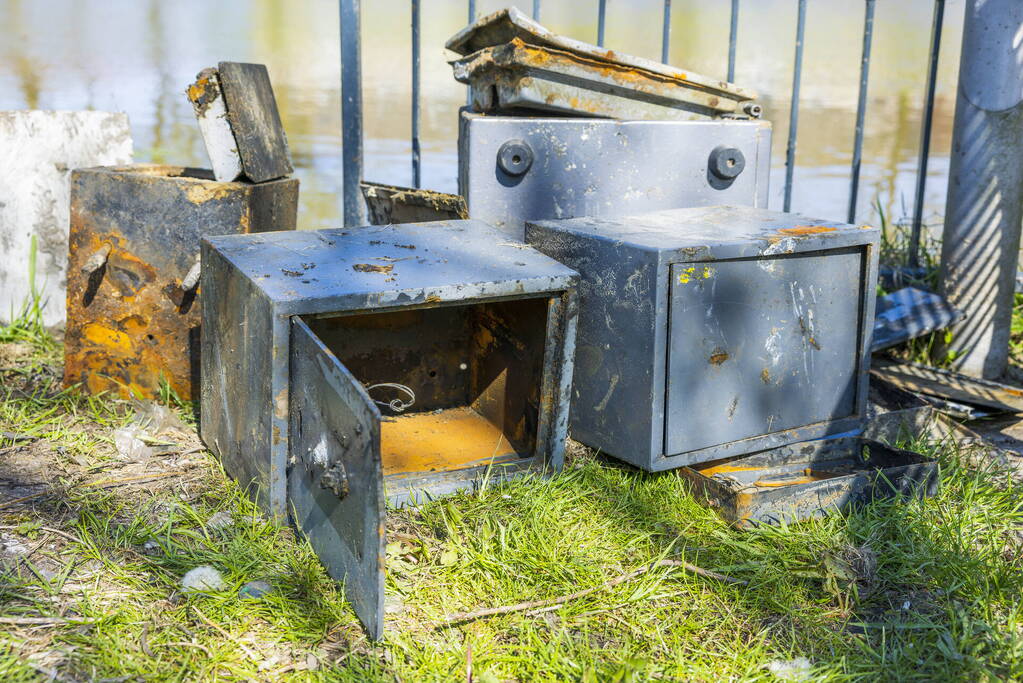 Meerdere verroeste kluizen uit vijver gehaald